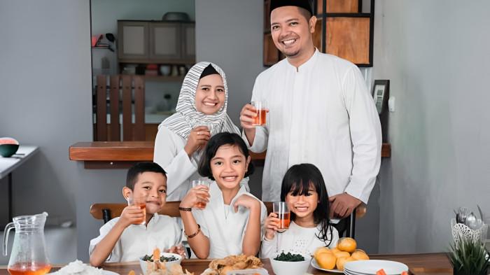 BUKA PUASA- Ilustrasi sebuah keluarga saat bersiap menyambut buka puasa Ramadan di rumah.