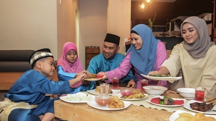 BUKA PUASA- Ilustrasi umat muslim saat berbuka puasa dengan hidangan sederhana.