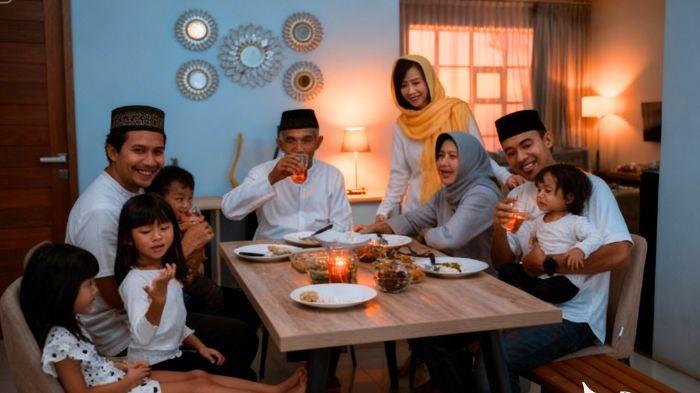 BUKA PUASA- Ilustrasi sebuah keluarga yang tengah berbuka puasa bersama di rumah dalam suasana yang begitu hangat.