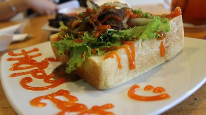 Roti Tebal dengan Isian Manis Hingga Pedas