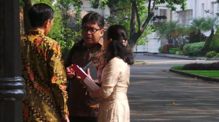 Potret Presiden Joko Widodo, Hasto Kristyanto, dan Rini Soemarno di Istana Kepresidenan, Selasa (21/10/2014) silam. 