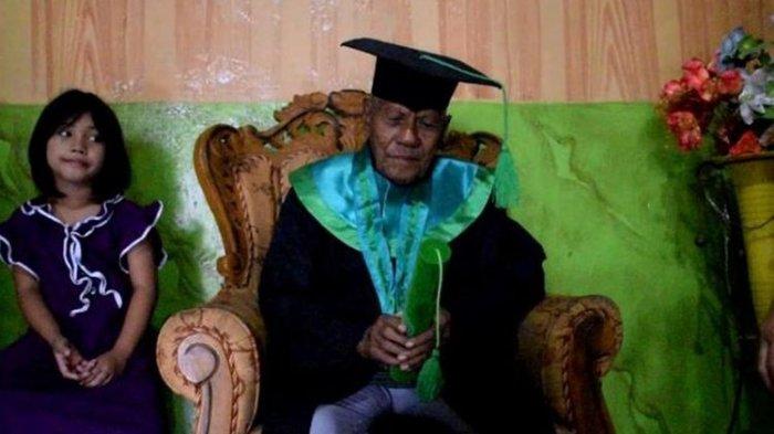 Kakek Usia 85 Tahun Wisuda dengan IPK 3,5, Muridnya saat SMP Jadi Dosen di Kelas