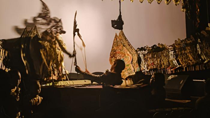 WAYANG KULIT- Ilustrasi pertunjukan wayang kulit yang merupakan bagian dari kesenian masyarakat Jawa.