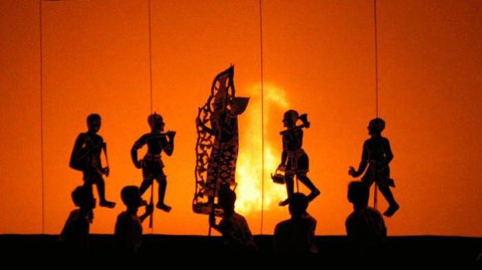 PERTNJUKAN WAYANG- Pertunjukan kesenian wayang yang dilakoni oleh sejumlah orang di sebuah acara pertunjukan seni.