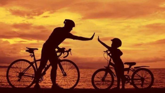 BEROLAHRAGA- Ilustrasi orang tua mengajak anaknya berolahraga sepeda untuk tetap menjaga kebugaran.