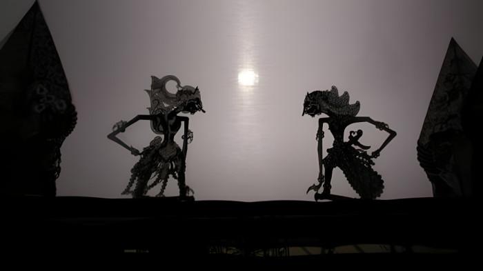 WAYANG KULIT- Ilustrasi pertunjukan kesenian wayang kulit yang merupakan bagian dari tradisi masyarakat Jawa.
