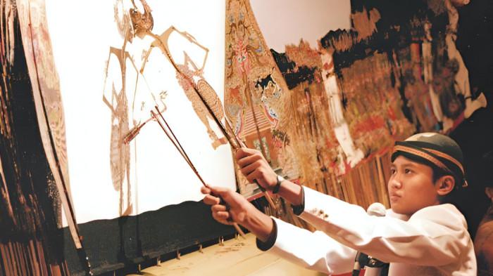 DALANG CILIK- Seorang dalang cilik saat melakukan pementasan kesenian wayang.