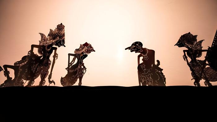 WAYANG KULIT- Ilustrasi pertunjukan wayang kulit yang merupakan bagian dari tradisi kebudayaan masyarakat Jawa.