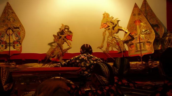 WAYANG KULIT- Ilustrasi pertunjukan kesenian wayang kulit yang merupkan peninggalan masyarakat Jawa.