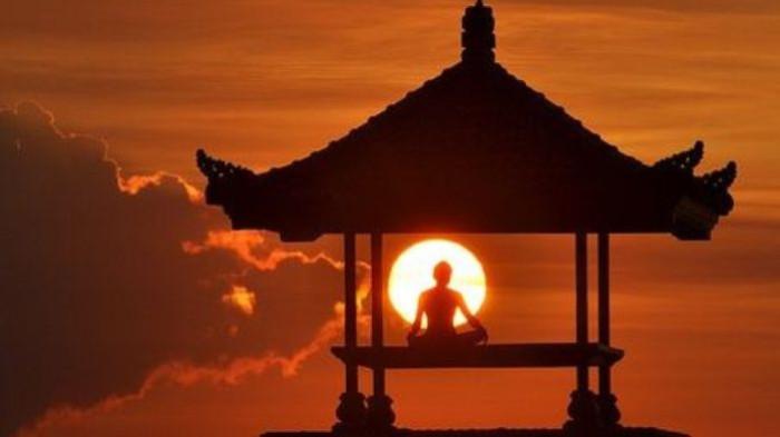 MEDITASI- Seorang biksu tengah melakukan meditasi di tempat yang sangat tenang di sebuah pendopo.