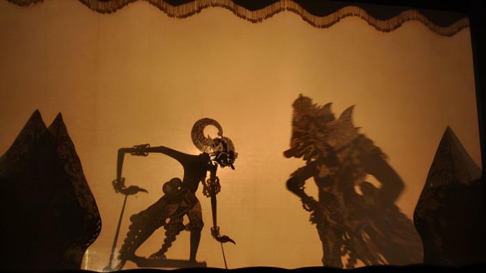 WAYANG KULIT- Ilustrasi pertunjukan kesenian wayang kulit yang merupakan bagian dari tradisi masyarakat Jawa.