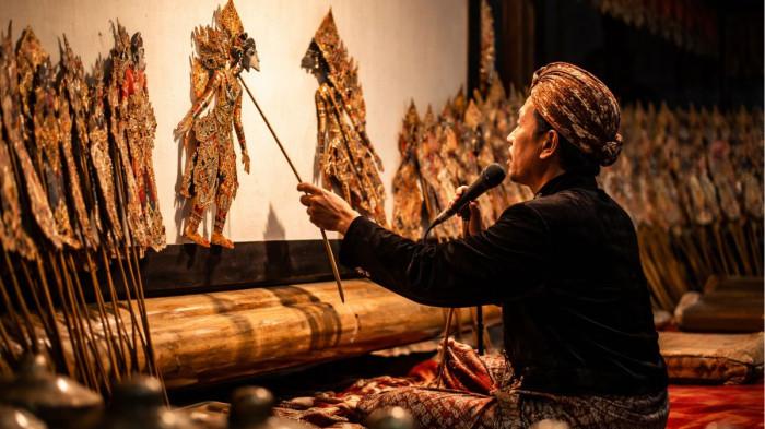 PEMENTASAN WAYANG- Ilustrasi pementasan wayang kulit, dimana seorang dalang sedang melakoni profesionya di atas panggung.