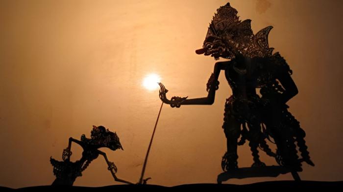 WAYANG KULIT- Ilustrasi pertunjukan wayang kulit yang merupakan bagian dari kesenian masyarakat Jawa.