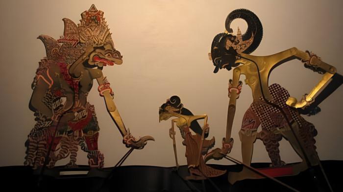 WAYANG KULIT- Ilustrasi pertunjukan wayang kulit yang merupakan bagian dari kesenian dan tradisi masyarakat Jawa.