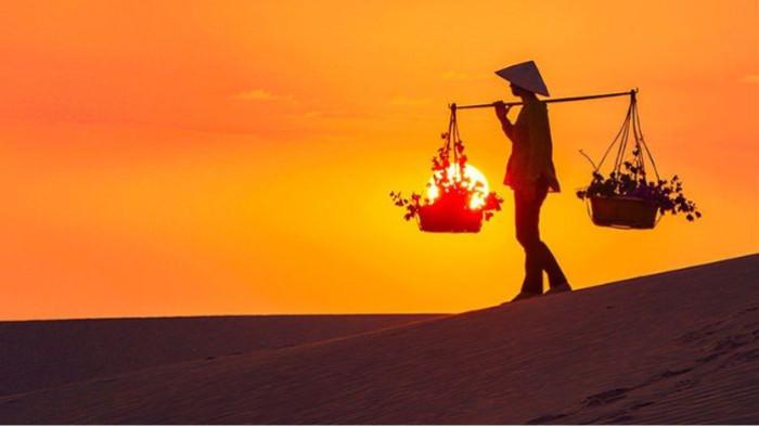 HASIL PANEN- Ilustrasi seorang petani membawa hasil panen dari perkebunan miliknya.(Pinterest/Partir.com)