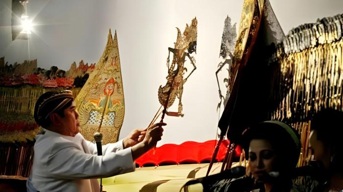 DALANG- Ki Anom Suroto, satu diantara dalang termahsyur saat menampilkan kesenian wayang kulit.