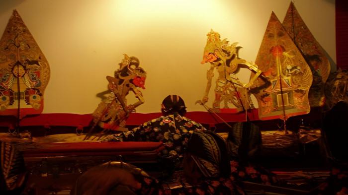 PAGELARAN WAYANG- Ilustrasi seorang dalang saat tampil dalam pagelaran kesenian wayang. Wayang adalah kesenian asli masyarakat Jawa.