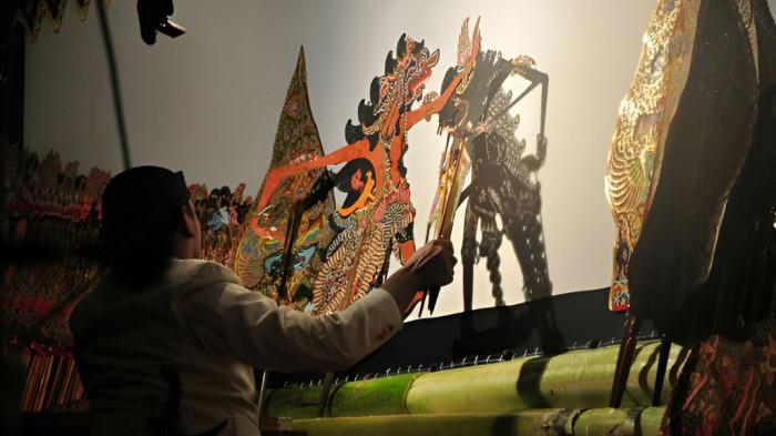 WAYANG KULIT- Ilustrasi pertunjukan kesenian wayang kulit yang merupakan bagian dari budaya masyarakat Jawa.