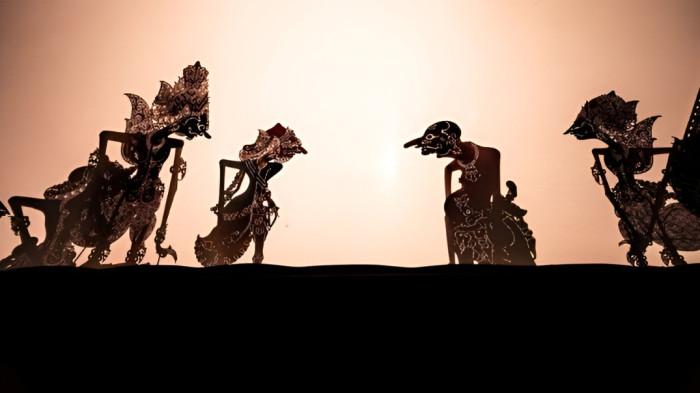 PEMENTASAN WAYANG- Ilustrasi pementasan kesenian wayang yang masih bertahan hingga saat ini. Tradisi kesenian wayang ini adalah peninggalan budaya masyarakat Jawa.