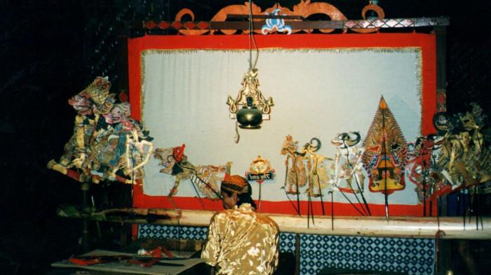 PERTUNJUKAN WAYANG- Seorang dalang tengah bersiap melakukan pertunjukan wayang. Wayang merupakan kesenian masyarakat Jawa yang masih eksis hingga saat ini.