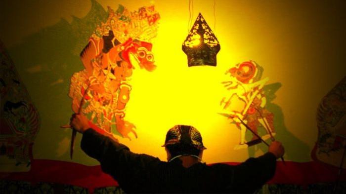 PERTUNJUKAN WAYANG- Seorang dalang menunjukkan kebolehannya saat tampil dalam pertunjukan wayang. Wayang merupakan budaya peninggalan masyarakat Jawa.(Pinterest/Kiki Marasta)