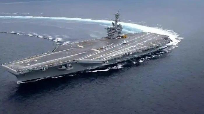 KAPAL INDUK AS - Foto yang dirilis situs resmi AL Amerika Serikat (US Navy) memperlihatkan kapal induk Abraham Lincoln (CVN 72) melakukan latihan putaran kecepatan tinggi di Samudra Atlantik selama uji coba laut di Samudra Atlantik, pada 11 Mei 2017. Kapal perang AS ini sudah merapat di Timur Tengah merespons ketetangan dengan Iran. (US NAvy)