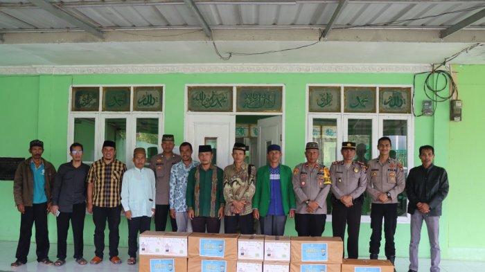 Kapolda Sumatera Utara Melalui Polres Humbahas Berikan Bingkisan lebaran Kepada Pengurus Masjid