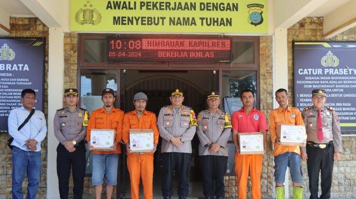 Kapolres Humbahas Berikan Paket Lebaran Kepada Mitra Kerja Polres Humbahas