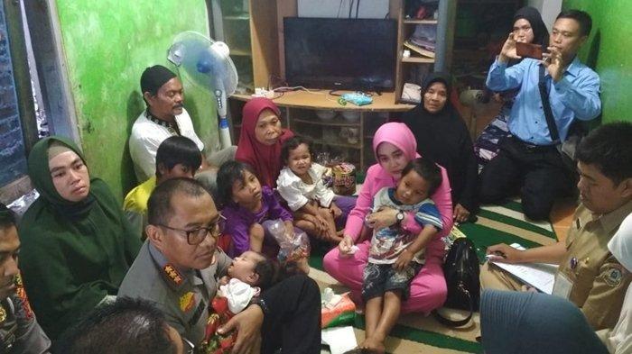 Kapolres Jenguk 6 Anak Yatim Piatu, Gendong Si Bungsu Berusia 1 Bulan, Beri Dukungan Moril ke Kakek
