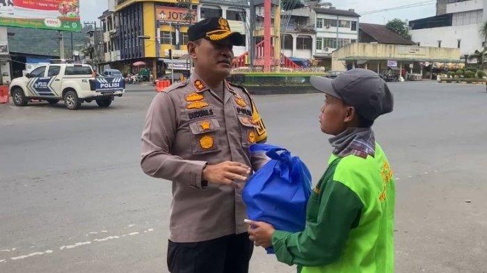 Lebaran, Kapolres Padangsidimpuan Temui Petugas Kebersihan, Beri Paket Sembako