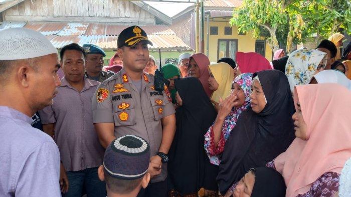 Kapolres Tanjungbalai AKBP Putu Yudha Prawira sambangi kediaman korban, Minggu (8/3/2020). 