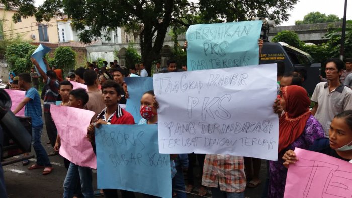 Ratusan Warga Geruduk Kantor DPW PKS Sumut, Tanyakan Soal Isu Teroris