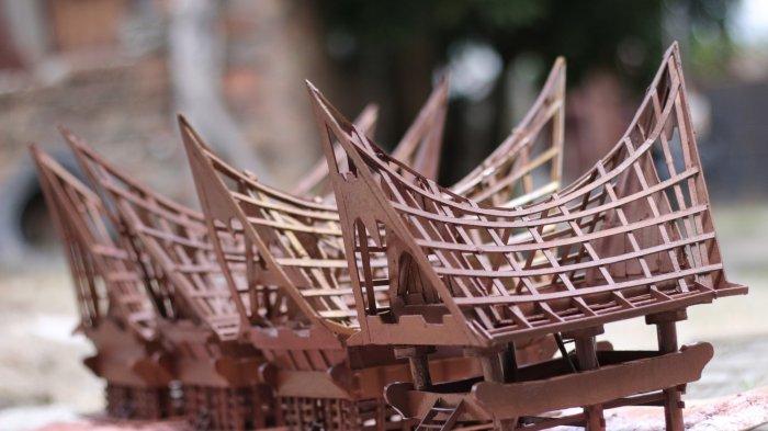 Karya-karya miniatur rumah adat Batak Toba milik Parulian Sihombing yang sedang dalam proses pengerjaan.