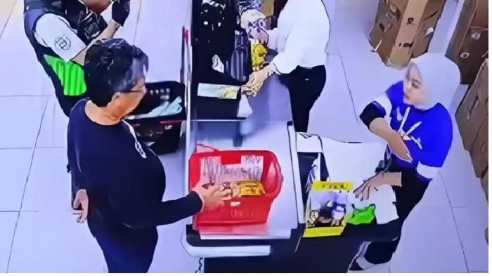 REKAMAN CCTV : Momen saat Amal Said dosen UIM ludahi N kasir swalayan di Makassar.