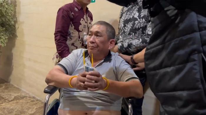 BANDAR NARKOBA - KE alias Koh Erwin, seorang bandar narkoba tiba di Bareskrim Polri usai ditangkap pada Jumat (27/2/2026). Koh Erwin merupakan sosok bandar yang terjerat di pusaran kasus narkoba eks Kapolres Bima Kota AKBP Didik Putra Kuncoro.