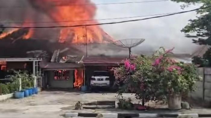 ASRAMA POLISI TERBAKAR - Kebakaran di asrama polisi Kota Pekanbaru, Riau, menghanguskan dua unit rumah dinas beserta empat mobil mewah dan dua motor gede (moge), Rabu (25/2/2026).(KOMPAS.COM/Dok. Warga)