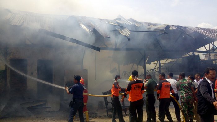 BREAKING NEWS: Gudang Mebel Jepara Terbakar, Enam Bangunan Habis Terbakar