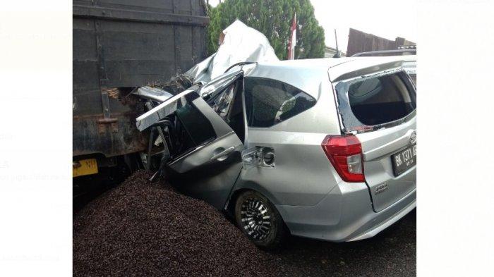 LAKALANTAS Maut di Jalan Besar Namorambe, Seorang Pelajar Tewas setelah Minibus Hantam Truk