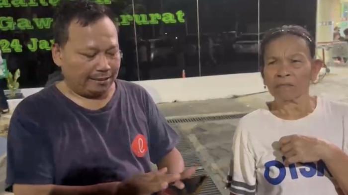 KORBAN KECELAKAAN KA - Ibu Sufi (kanan) didampingi kerabatnya, Musin (kiri), saat mencari keberadaan anaknya yang diduga menjadi korban kecelakaan kereta api di RSUD Bekasi, Selasa (28/4/2026).