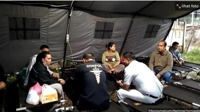 TIBA DI PALEMBANG -- Puspa dan Eka ditanyai oleh tim Dokkes Polda Sumsel dan Jasa Raharja usai tiba di RS Bhayangkara Palembang bersama dengan rombongan ambulan yang membawa 16 kantong jenazah korban lakalantas maut di Muratara, Kamis (7/5/2026).