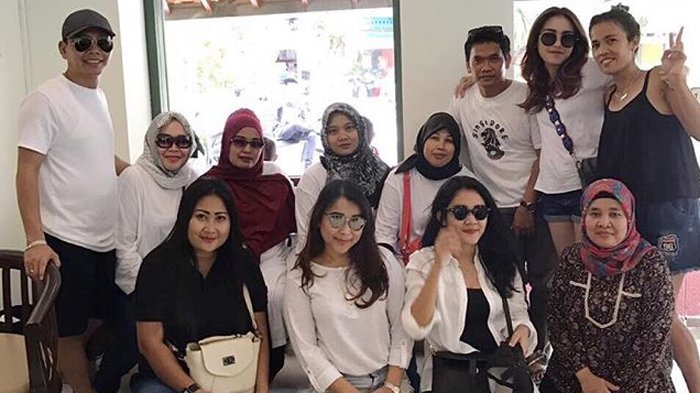 Pakai Celana Umbar Paha, Netizen Sindir Habis-habisan Ayu Ting Ting dan Syifa