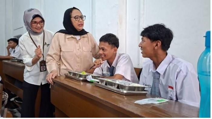 NANIK TINJAU MBG -  Nanik S. Deyang saat meninjau pelaksanaan program Makan Bergizi Gratis (MBG) di SMKN 1 Jakarta, Kamis (8/1/2026). Nama Nanik ikut diseret dalam kasus korupsi MBG