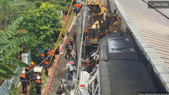 EVAKUASI - Basarnas memastikan proses evakuasi seluruh penumpang Commuter Line akibat kecelakaan dengan KA Argo Bromo Anggrek di Stasiun Bekasi Timur, Kota Bekasi, rampung pada Selasa (28/4/2026). Kepala Badan SAR Nasional (Kabasarnas) Marsekal Madya TNI Mohammad Syafii mengatakan, proses evakuasi rampung setelah memakan waktu lebih kurang 12 jam.