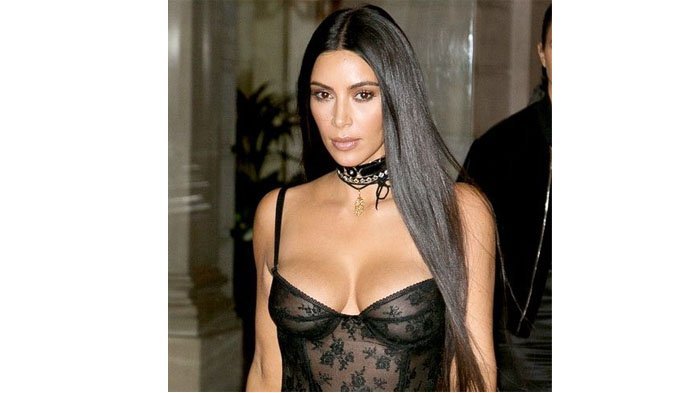 Lihat Kim Kardashian Tampil dengan Pakaian nan Aduhai, Bikin Geregetan