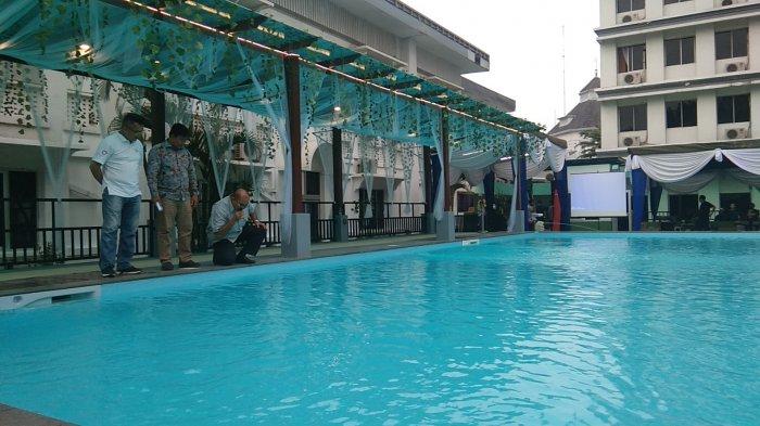 Samuel (tengah) mendapingi Qodie Ibrahim selaku Direktur Utama PT Hotel Indonesia Group (kanan) serta Direktur Utama PT Hotel Indonesia Natour, Iswandi Said yang sedang mencicipi air Kolam Air Asin yang aman dan steril di Hotel Grand Inna Medan, Jalan Balai Kota, Nomor 2, Pusat Kota, Kecamatan Medan Barat, Kota Medan, Sabtu (16/11/2019).