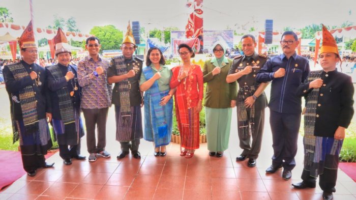 Perpisahan, JR Saragih Berikan Ulos ke Gabriel Lema