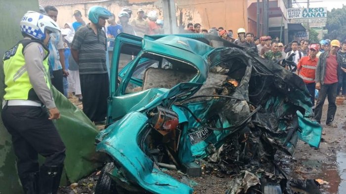 Tragis! Mobil Espass yang Ditumpangi Tiga Orang Terjepit Dua Truk Kemudian Terbakar