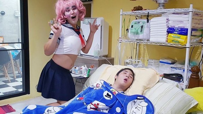 Sungguh Menyayat Hati Alasan Pria Ini Kenakan Make Up dan Pakaian Wanita