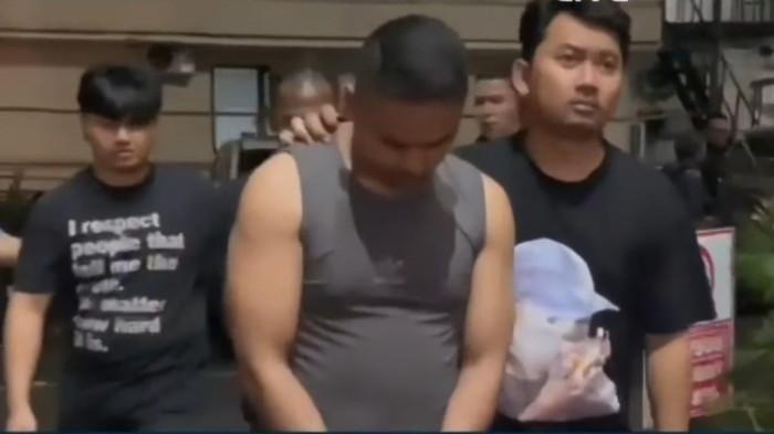 OTAK PEMBUNUHAN KACAB - Otak pembunuhan Kepala Cabang Pembantu (KCP) bank BUMN di Cempaka Putih bernama Mohamad Ilham Pradipta (37) berhasil dibekuk polisi. Sebelumnya polisi sudah berhasil membekuk 4 pelaku yang melakukan penculikan atas Ilham Pradipta, dengan begitu total ada 8 pelaku yang terlibat kasus ini dan sudah diamankan polisi untuk ungkap motfnya.