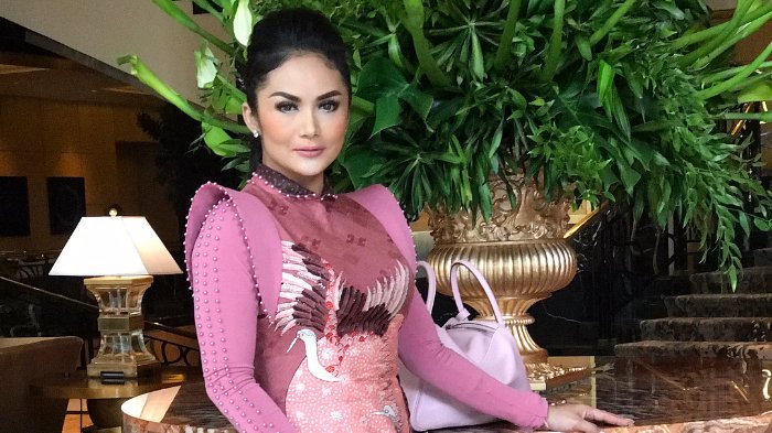 Menilik Deretan Sandal Mewah Krisdayanti yang Miliki Harga Fantastis